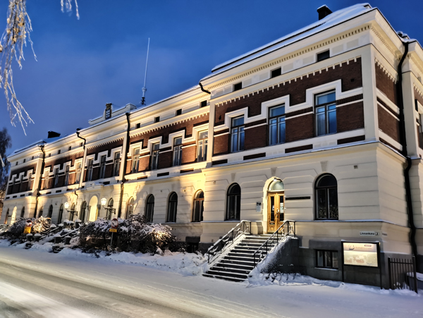 The wedding evening takes place at the Oulu Regional State Administrative Agency, Linnankatu 3